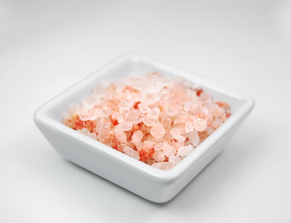 喜马拉雅粗盐放在一个小盘子上。