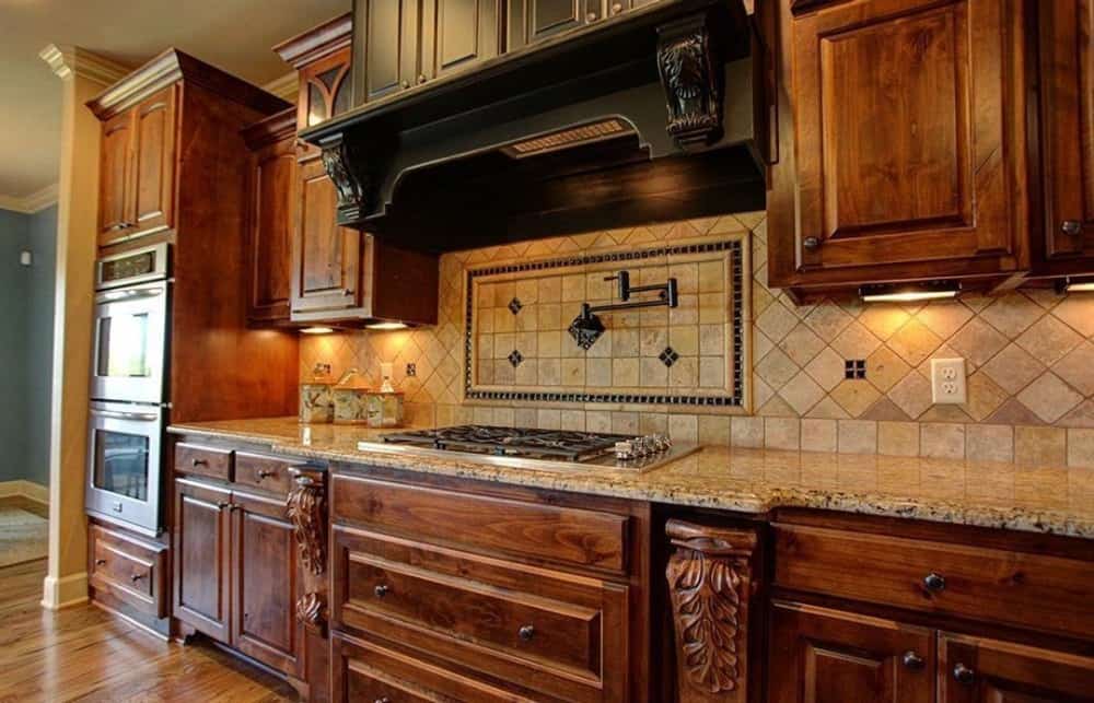 厨房包括一个内置灶台和一个定制的黑色通风罩。