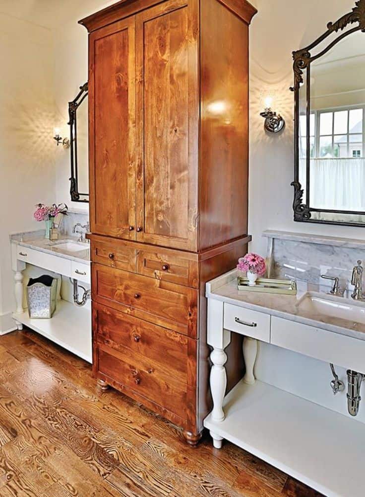 主浴室以他和她的梳妆台为特色，侧翼是木制亚麻衣柜。