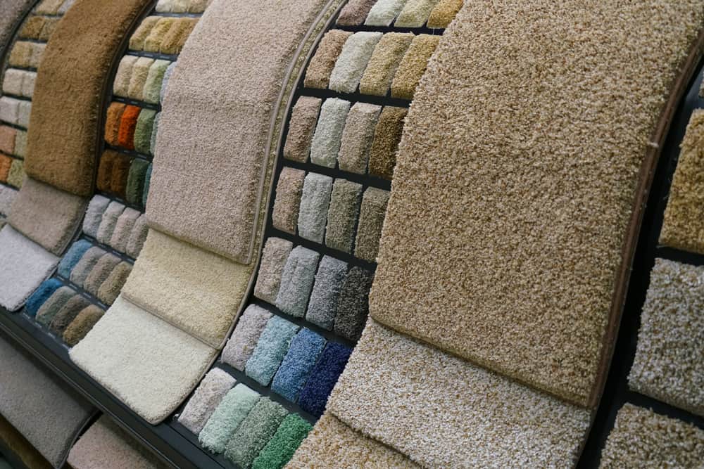 这是一家商店展示的各种彩色地毯样品。