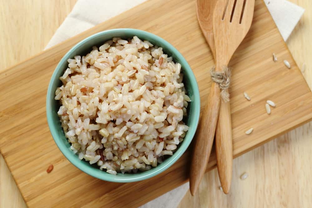 近距离观察一碗健康的糙米。