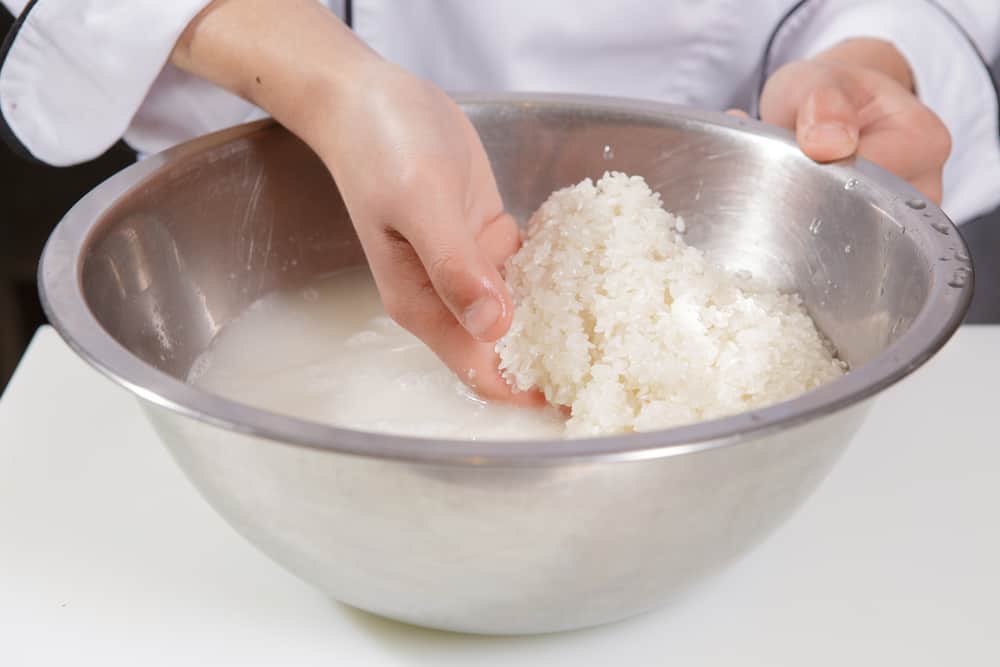 近距离观察一位寿司师傅使用佐治鲁法清洗大米。