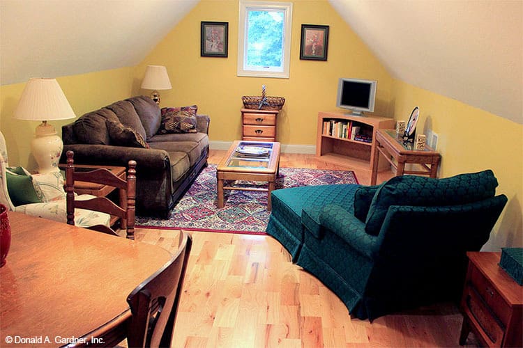 生活区有舒适的织物座椅，木桌和小电视。