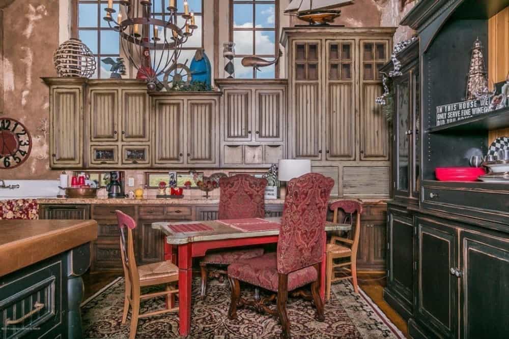 在厨房用餐，深色橱柜和矩形餐厅设置坐在一个古老的区域地毯。