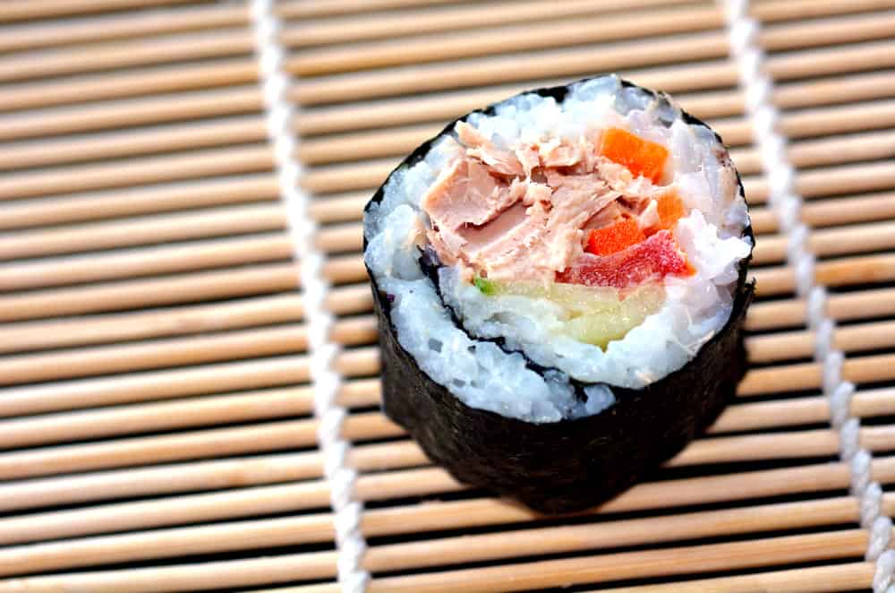 仔细观察一块Makizushi寿司。