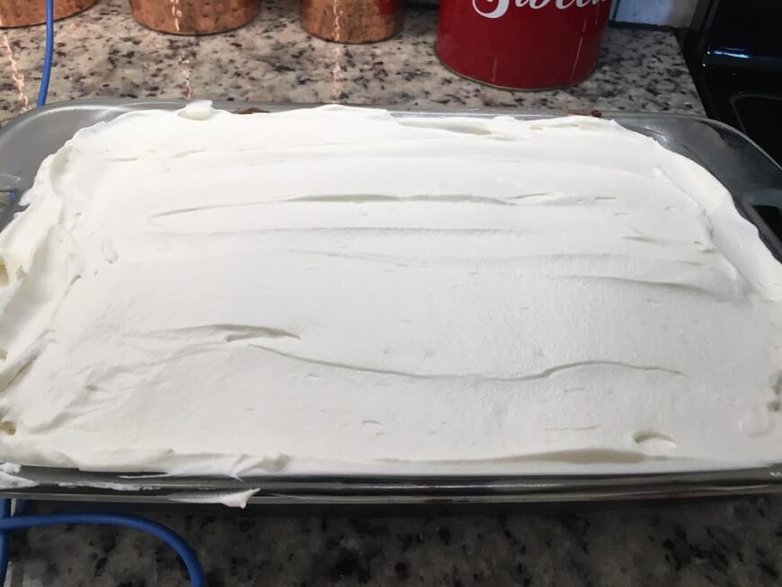 然后把打发好的奶油放在蛋糕上。