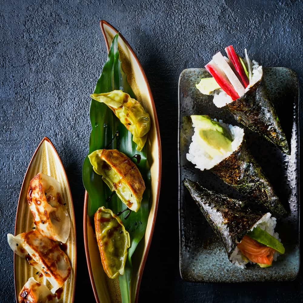 仔细看看寿司和两种日式饺子。