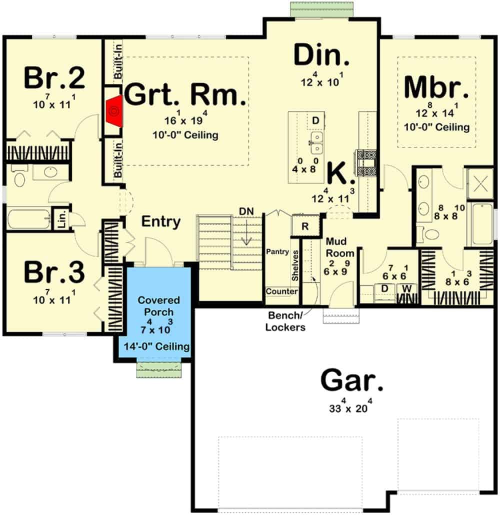 单层3卧室地中海住宅的主平面平面图，设有门厅，大房间，用餐区，厨房，洗衣房和通往3车车库的储藏室。