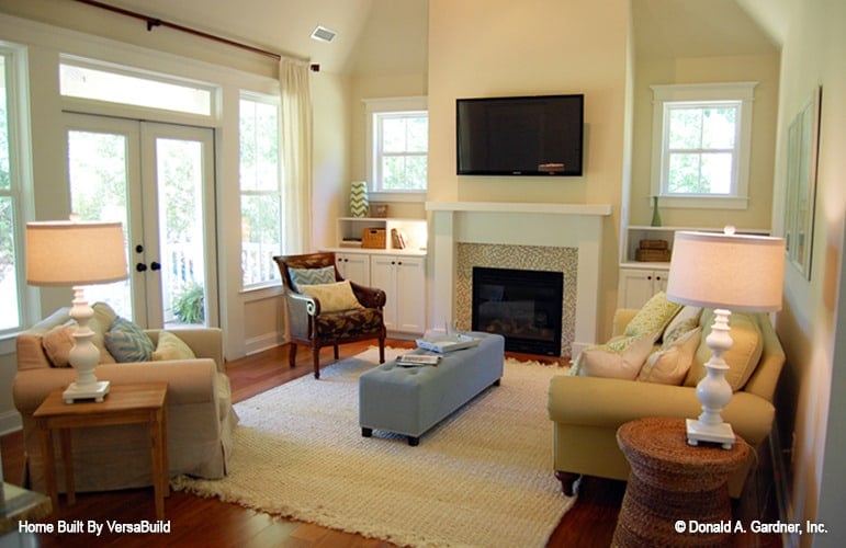 宽敞的房间，舒适的织物座椅，电视和壁炉两侧的内置橱柜。