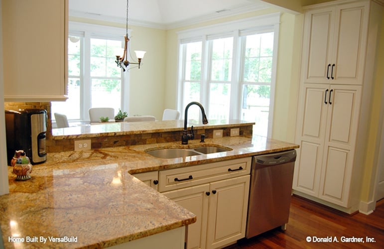 厨房半岛配有双水槽、洗碗机和凸起的用餐吧台。