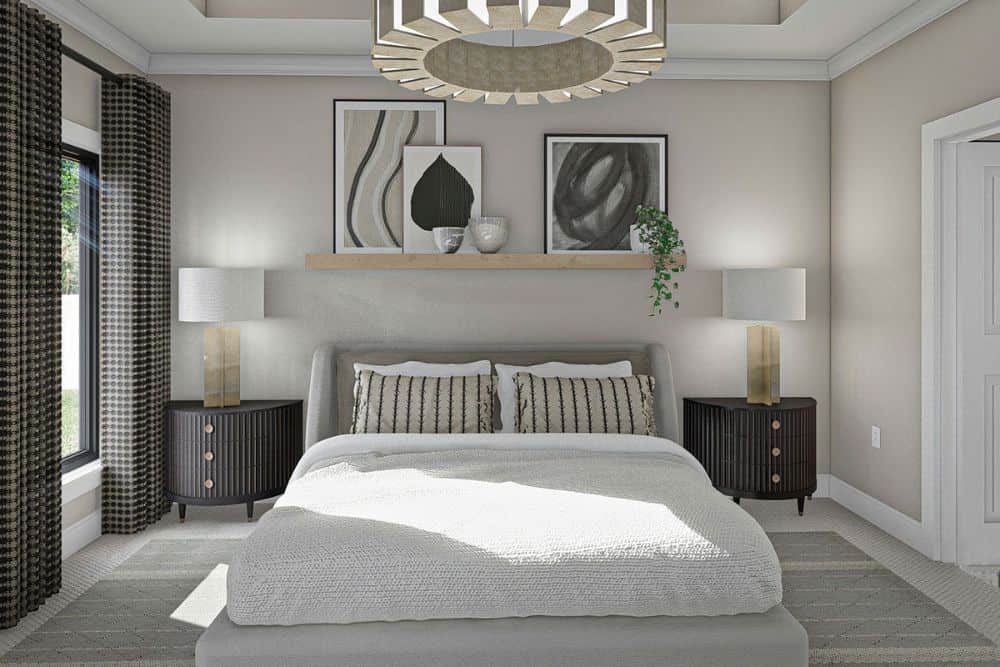 主卧室里有一张软垫床，深色的木制床头柜，一个超大的枝形吊灯挂在托盘天花板上。