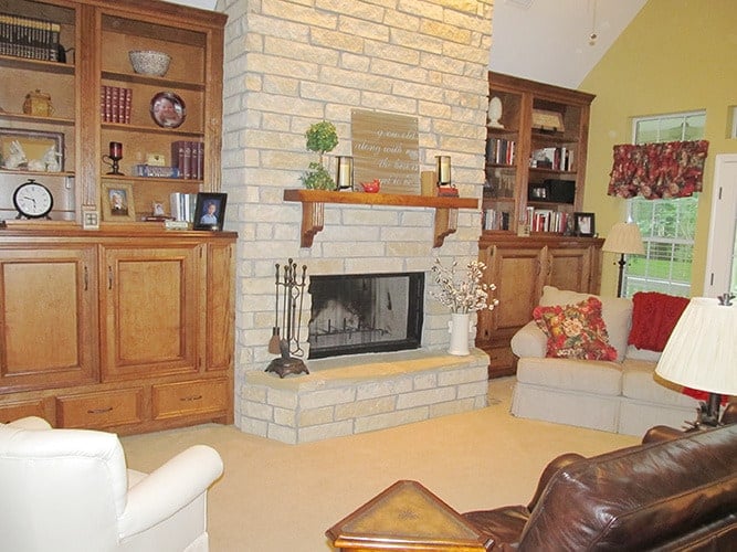 大房间织物和皮革沙发、一个砖壁炉,木制的整体功能。