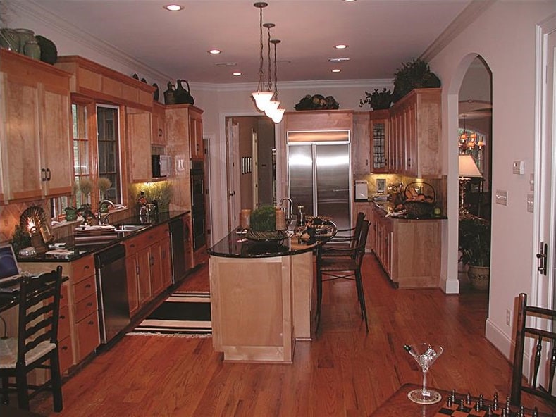 厨房提供天然木橱柜，花岗岩台面，和一个多功能岛。