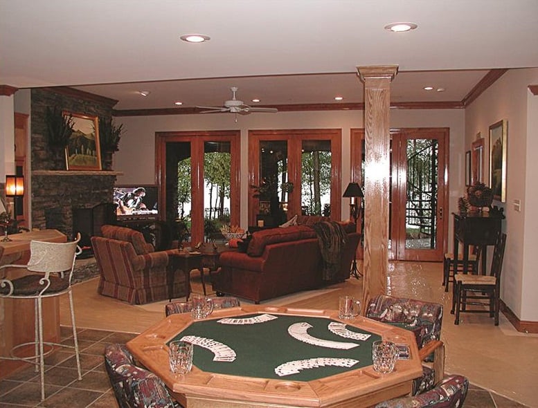 娱乐室，有一张牌桌和一个由壁炉取暖的休息区。