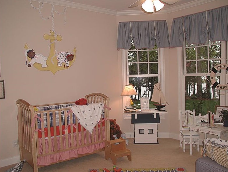 育婴室，有一张木床和一张白色的小桌，配上一把配套的椅子。
