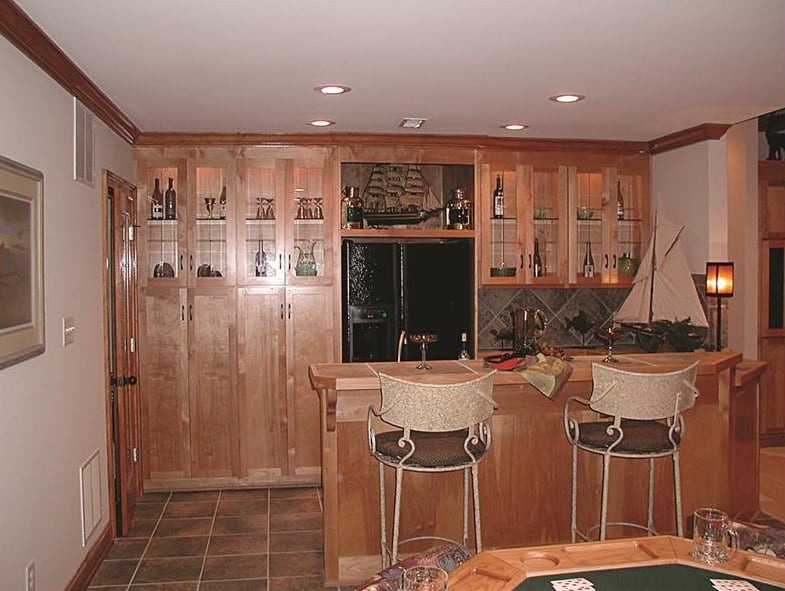湿酒吧有木制和玻璃前柜和金属柜台椅。