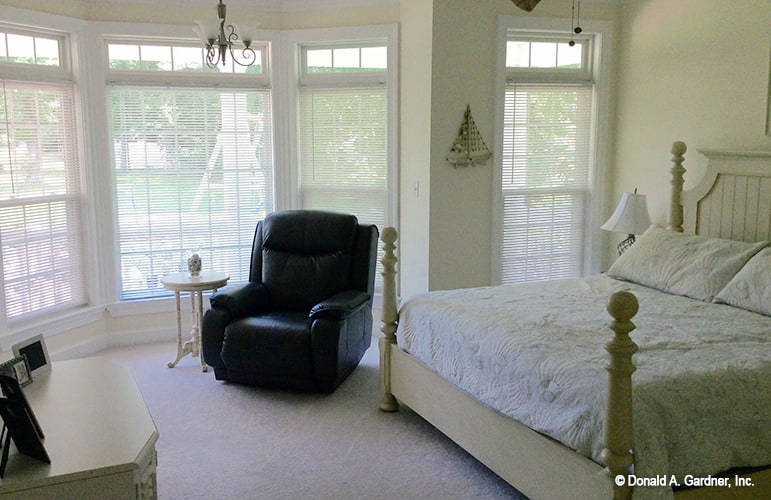 主卧室包括一个黑色皮革斜倚在凸窗。