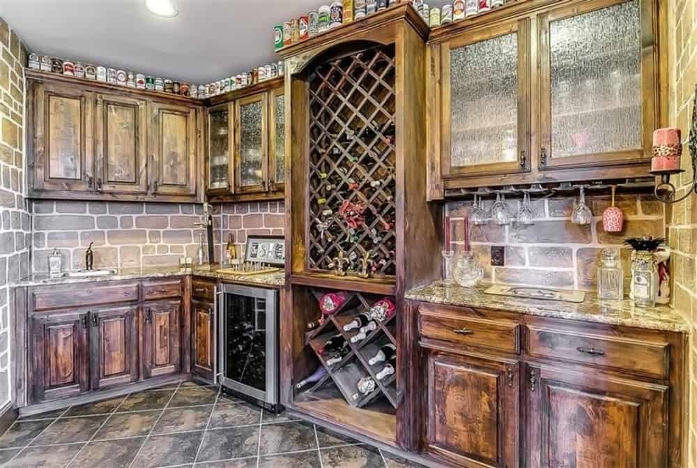 酒窖包括天然木质橱柜，花岗岩台面，内置酒架。