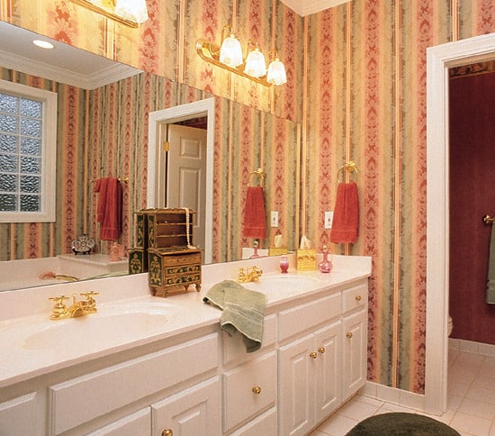 主浴室设有一个双水槽梳妆台，由温暖的玻璃烛台照亮。