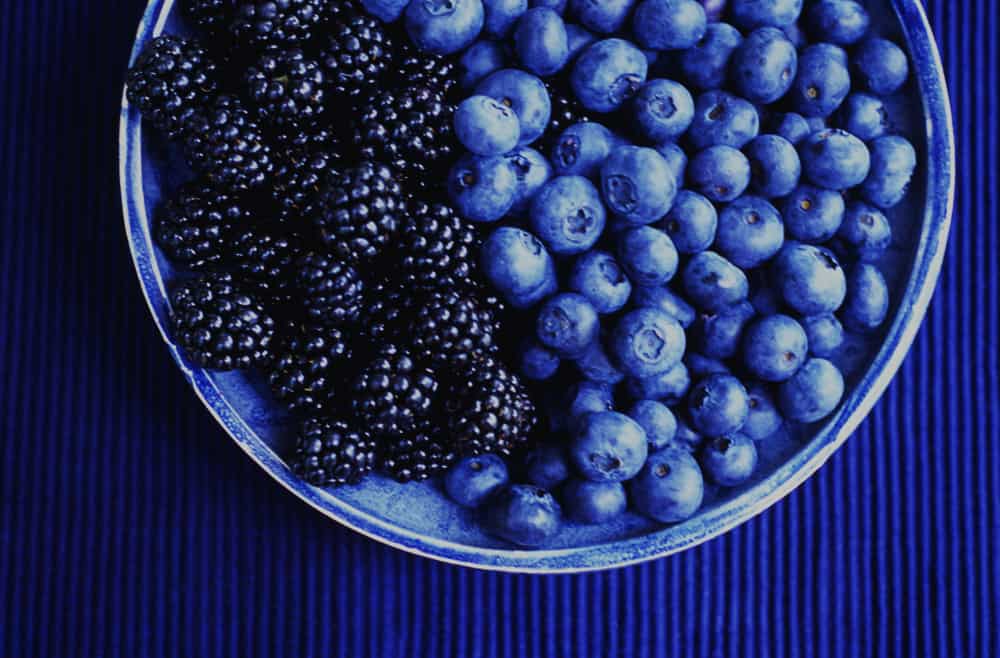 这是一个装满黑莓和蓝莓的碗。