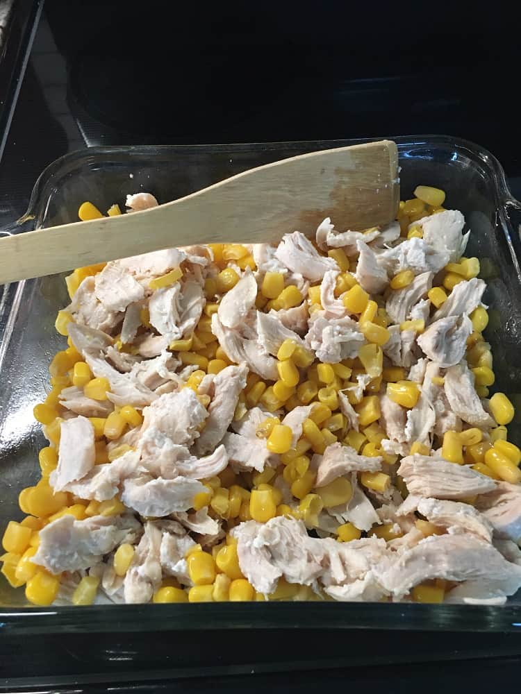 鸡块和玉米粒一起放在砂锅里。