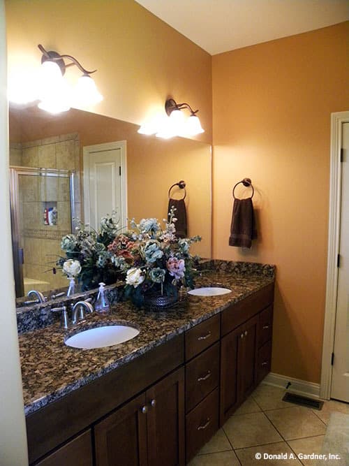 主浴室设有一个双洗手池梳妆台，上面有一面大无框镜子和温暖的玻璃烛台。主浴室设有一个双洗手池梳妆台，上面有一面大无框镜子和温暖的玻璃烛台。