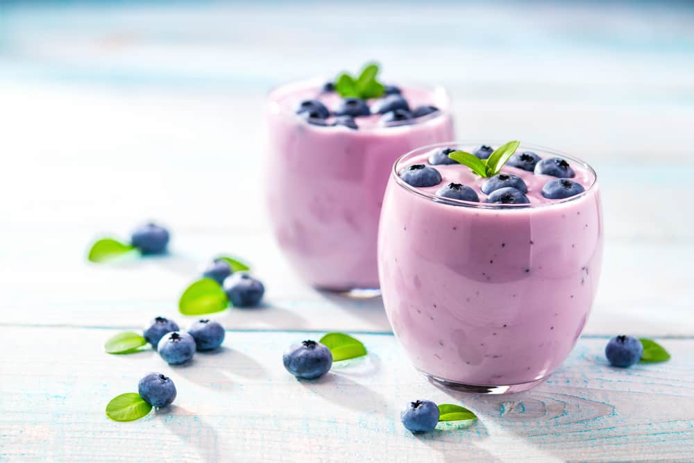 这是一对用新鲜蓝莓做的蓝莓冰沙。