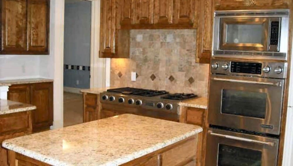 不锈钢电器包括墙上烤箱和内置的炉灶面完整的厨房。