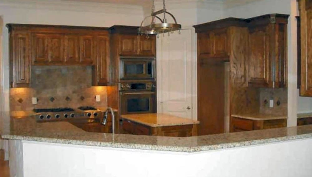 厨房包括木制橱柜顶部设有一个挂和中心岛chrome的盆架。