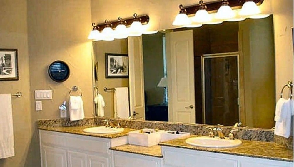 主浴室有一个花岗岩顶级虚荣与双水槽,化妆品柜台,和一个大无框架的镜子。