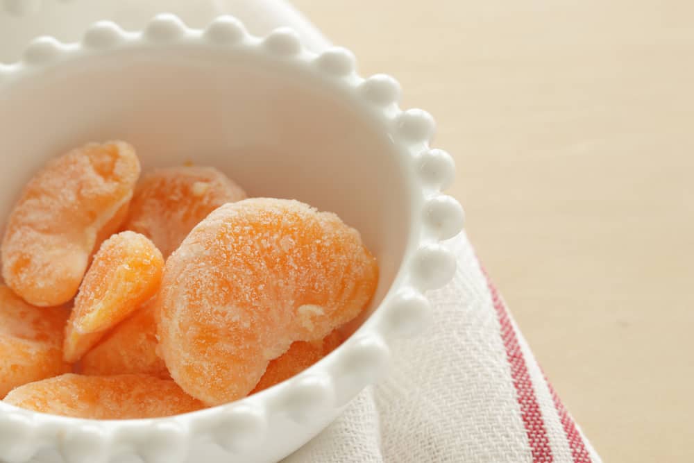 这些是装在碗里的冰冻橘子。