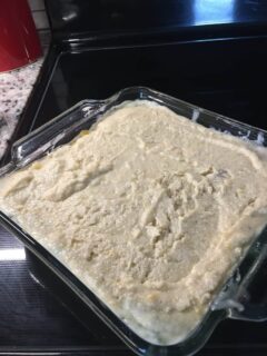 然后把玉米面包混合物放在砂锅馅料的上面。