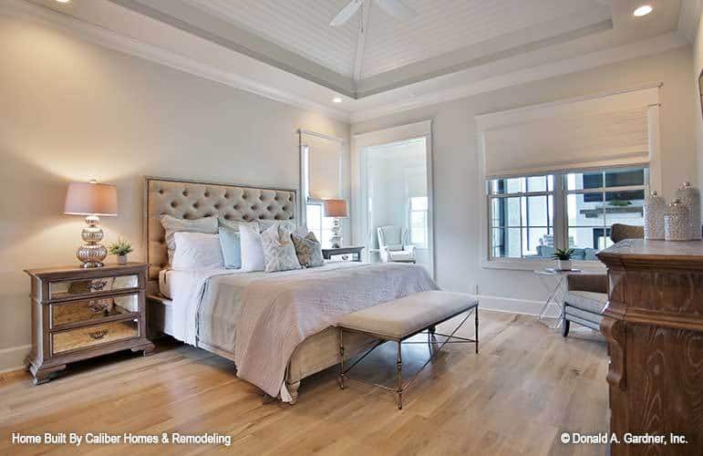 主卧室的特点是托盘天花板，木制梳妆台，以及在镜子床头柜之间的簇绒床。