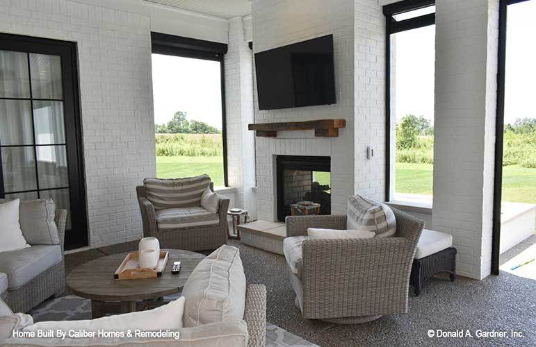 玻璃封闭的壁炉和壁挂式电视使休息区更加完整。