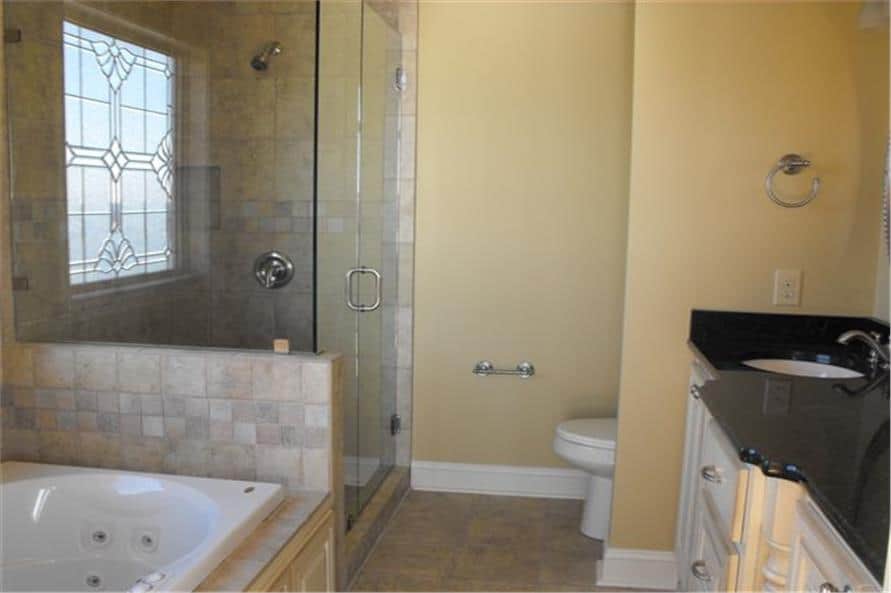主浴室配有双水槽虚荣,马桶,浏览淋浴,dropin浴缸。