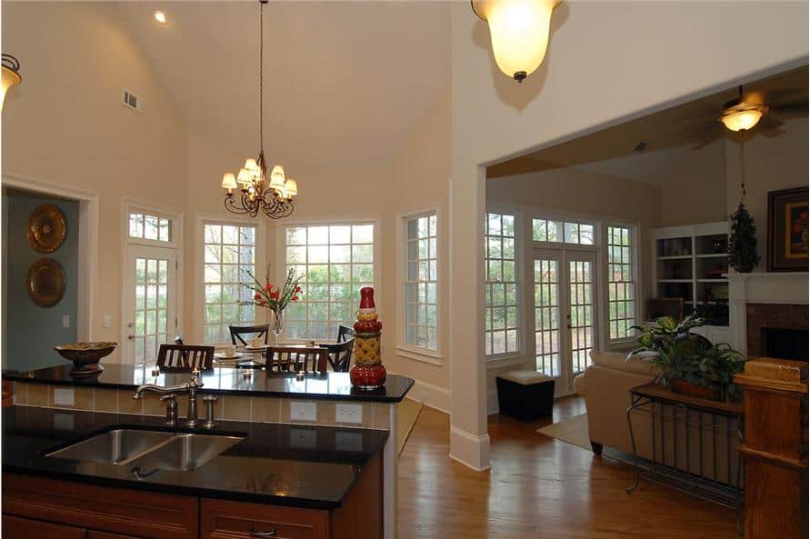 一个开放的布局视图显示大房间，厨房和早餐区通过飘窗。