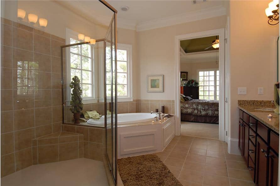 主浴室配备了一个花岗岩梳妆台，一个深泡浴缸，和一个步入式淋浴。