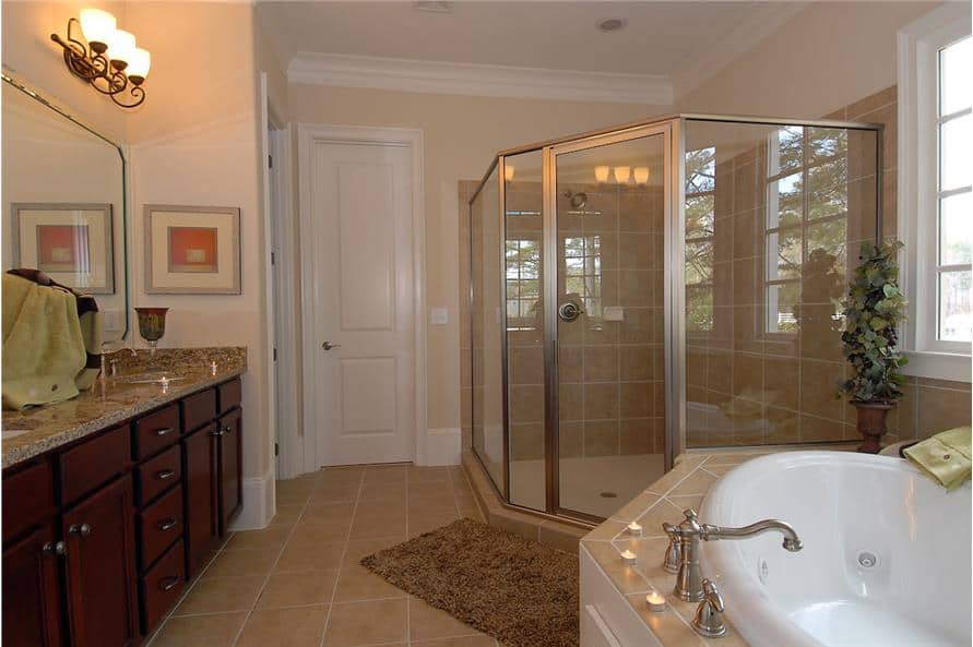 主浴室包括卫生间和隐藏在白色门后的步入式衣橱。