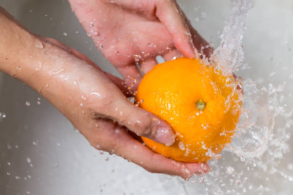 一个橙色是手洗下自来水。