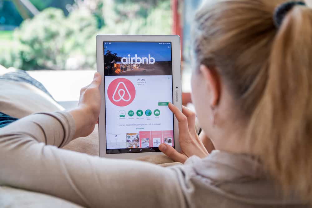 这是一位女士在她的平板电脑上看着Airbnb的应用安装页面。