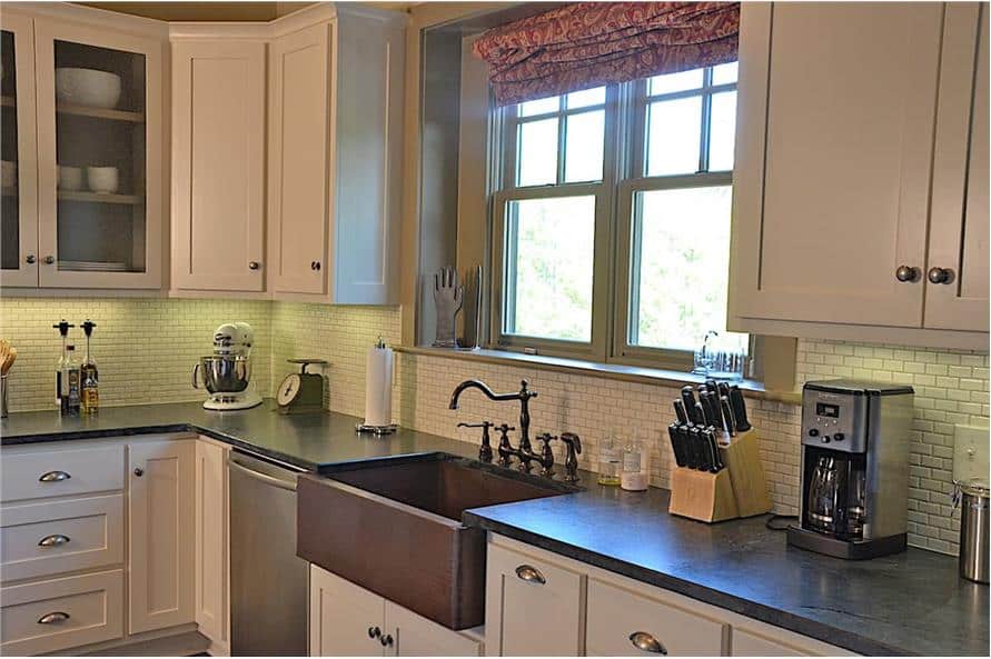 镜框窗下的一个农舍式水槽使厨房更加完善。