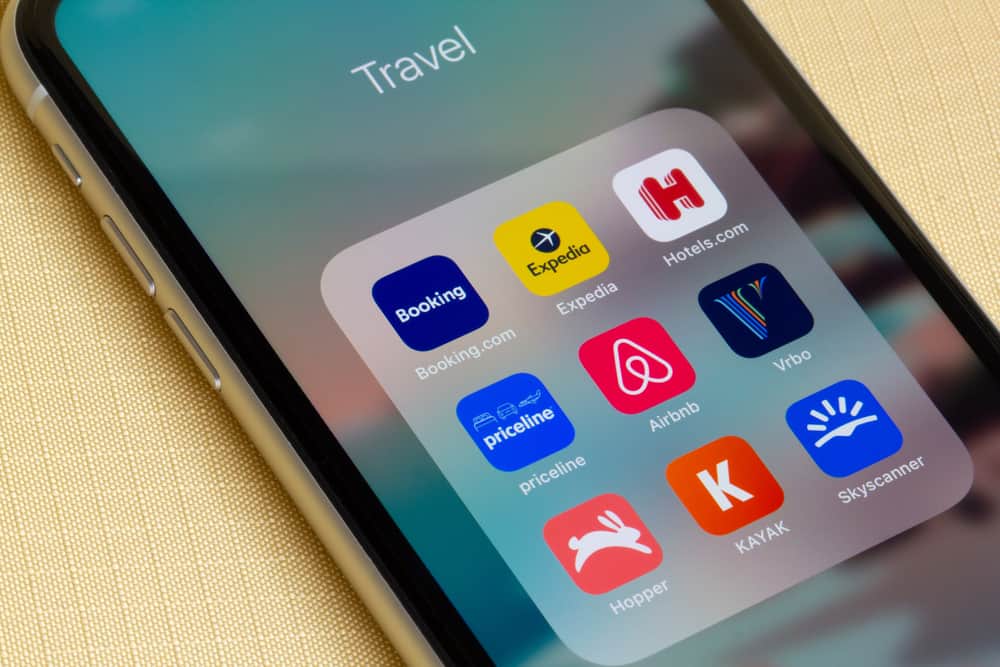 这是一款展示Airbnb、VRBO等各种旅行应用程序的手机。