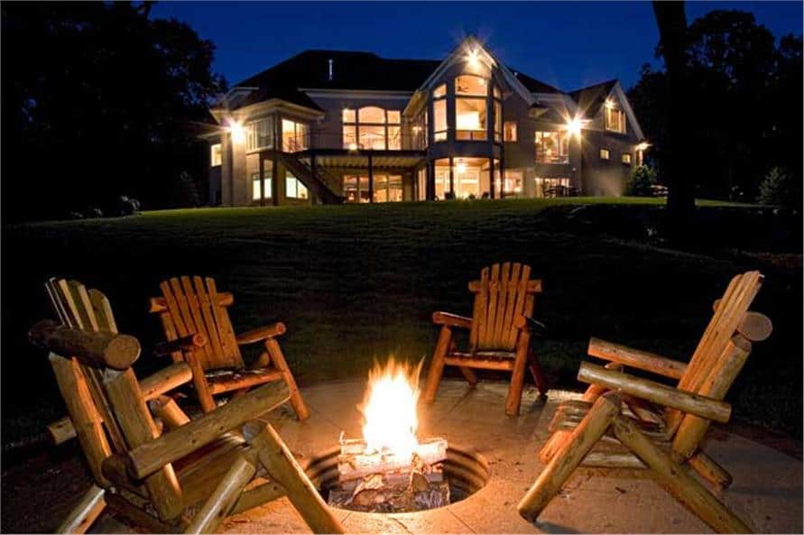 晚上，这所房子散发出一种温暖的气氛。在后院有一个壁炉座椅，在混凝土地板上提供舒适的木制躺椅。