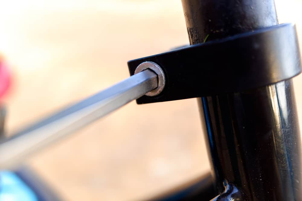 这是一个近距离看自行车修理使用一个内六角扳手。