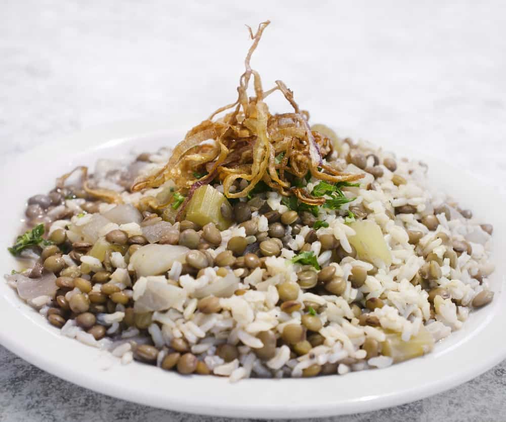 扁豆饭一盘煮熟的扁豆菜，配上米饭