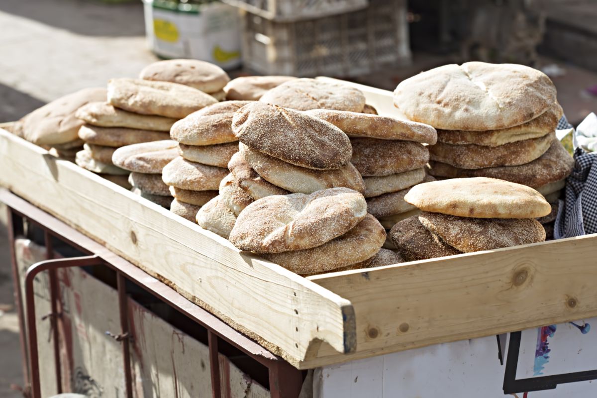 Khobz kesra(摩洛哥)面包在街上出售。