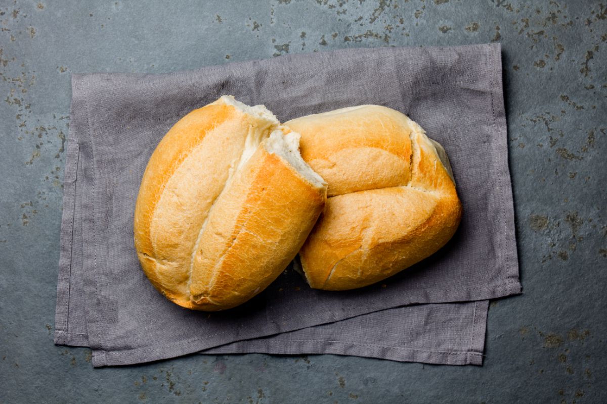 Marraqueta(智利)面包放在布上。