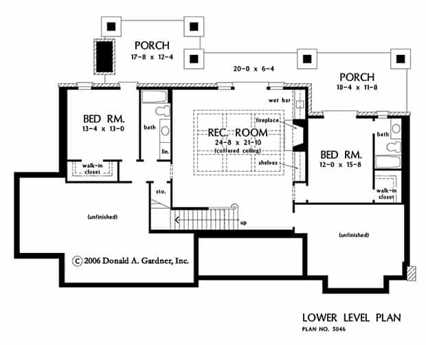 低层平面图有两间卧室和一间带湿酒吧和门廊的娱乐室。