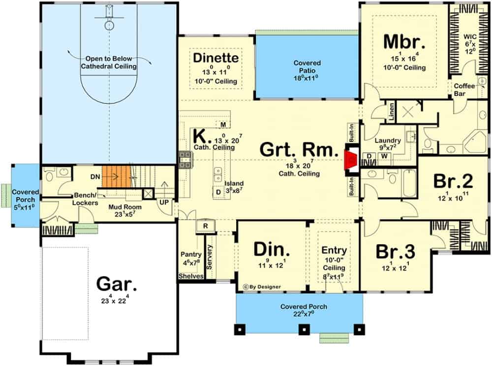 一个两层五卧室的新美国家庭的主要楼层平面图，设有门厅，正式餐厅，大房间，厨房，餐厅，洗衣房，三间卧室，和一个通往车库的储藏室。