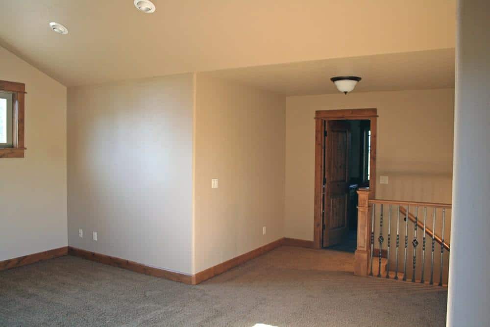 附加房间有地毯地板、拱形天花板和浴室。